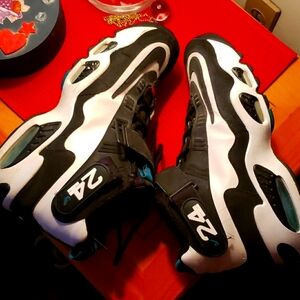 Men's Nike Ken Griffey Size 11 Seattle Mariners Sneakers in Good Used Condition.
